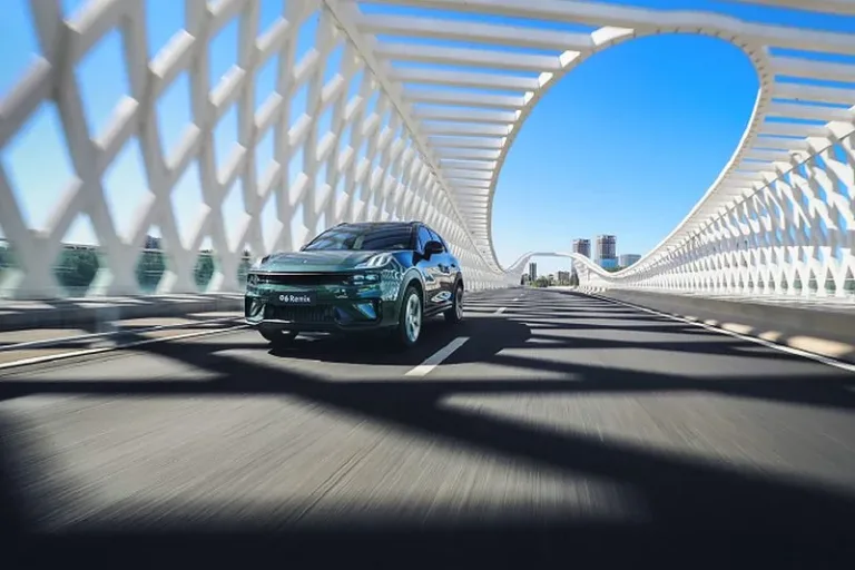 Lynk Co 05 strada