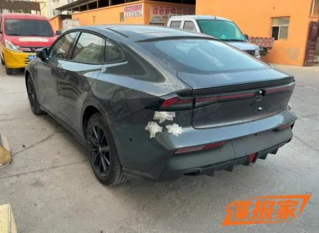 Changan Qiyuan A06 retro fotospia